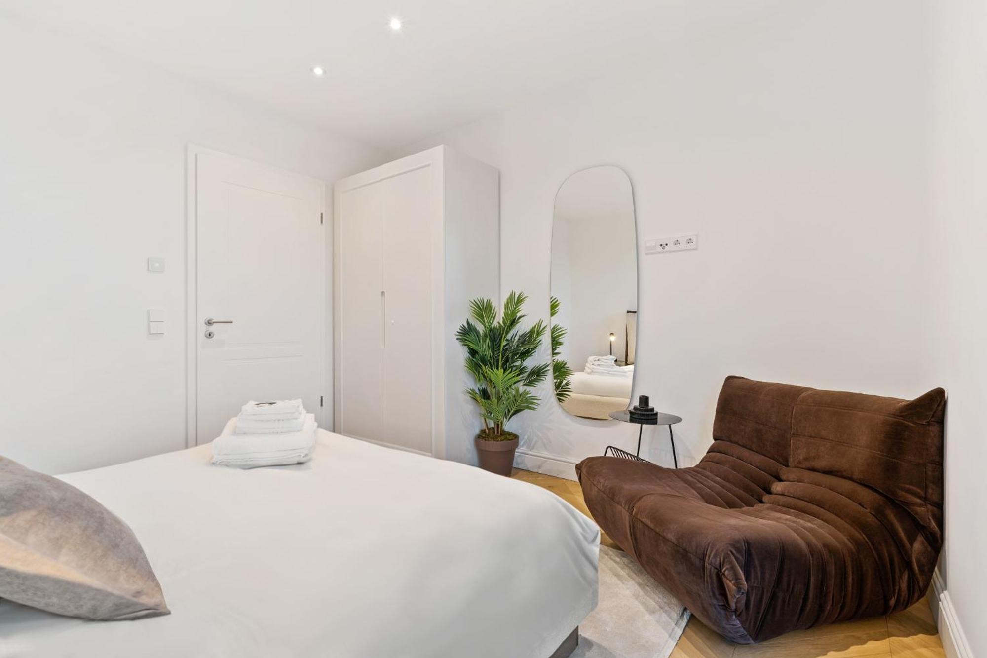 Luxurious 3br Apt With Jacuzzi In Central Lux Apartment